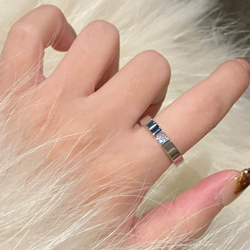 Silver Solitaire Zircon Band Ring – Elegant Minimalist Jewelry

Classic & Elegant

Sterling Silver Solit